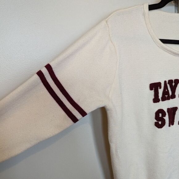 Taylor Swift Red sweater cream with maroon details M - Picture 6 of 10